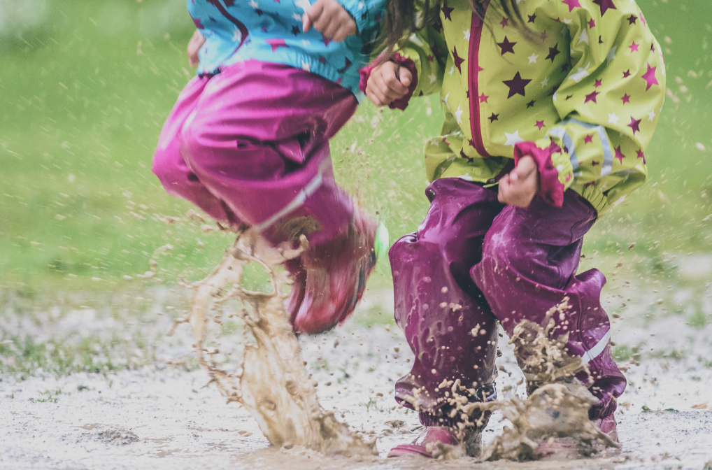 enfants sous la pluie