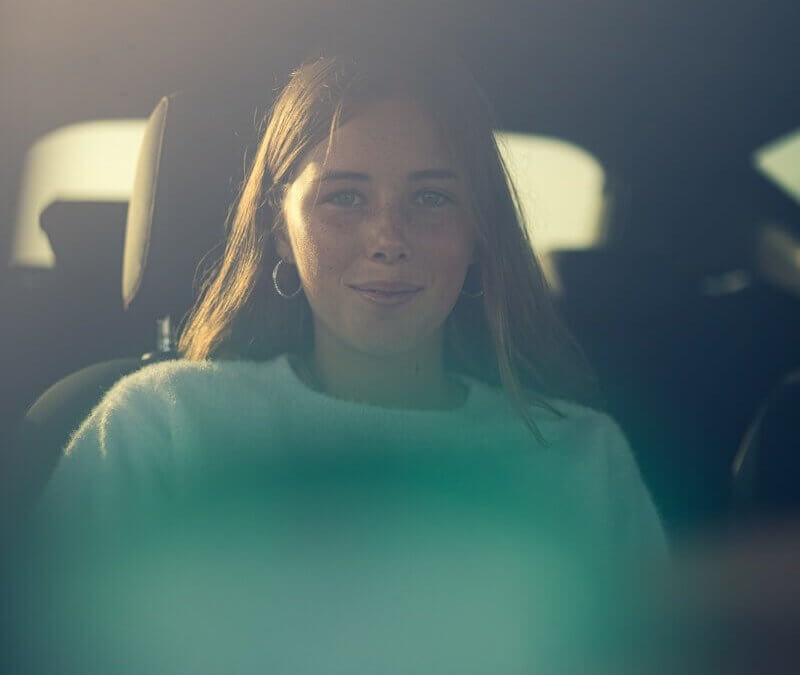 Can I order an Uber for my child traveling alone? What are some safe alternatives in the Île-de-France region?